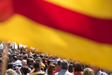 Tarragona, İspanya - 1 Mayıs 2017: İnsanlarla bayrakları Tarragona Street, 1 Mayıs, uluslararası kutlama. Yakın çekim.