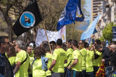 Tarragona, İspanya - 1 Mayıs 2017: Tarragona Street'te 1 Mayıs, uluslararası kutlama bayraklar insanlarla. 