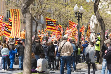 Tarragona, İspanya - 1 Mayıs 2017: Tarragona Street'te 1 Mayıs, uluslararası kutlama bayraklar insanlarla. 