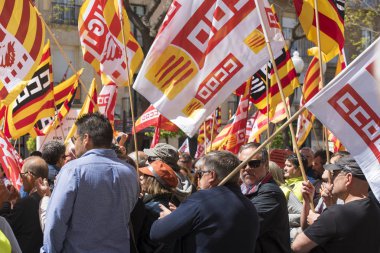 Tarragona, İspanya - 1 Mayıs 2017: Tarragona Street'te 1 Mayıs, uluslararası kutlama bayraklar insanlarla. 