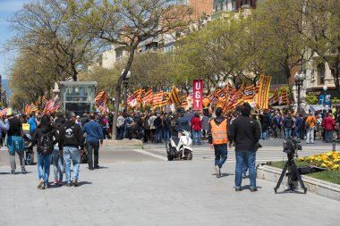 Tarragona, İspanya - 1 Mayıs 2017: İnsanlarla bayrakları Tarragona Street, 1 Mayıs, uluslararası kutlama. Metin için yer kopyalayın.
