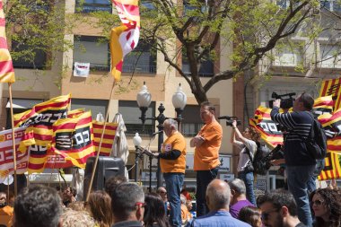 Tarragona, İspanya - 1 Mayıs 2017: Tarragona Street'te 1 Mayıs, uluslararası kutlama bayraklar insanlarla.