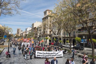 Tarragona, İspanya - 1 Mayıs 2017: Tarragona Street'te 1 Mayıs, uluslararası kutlama bayraklar insanlarla. 