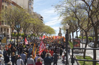 Tarragona, İspanya - 1 Mayıs 2017: Tarragona Street'te 1 Mayıs, uluslararası kutlama bayraklar insanlarla.