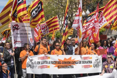 Tarragona, İspanya - 1 Mayıs 2017: Tarragona Street'te 1 Mayıs, uluslararası kutlama bayraklar insanlarla. 