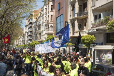 Tarragona, İspanya - 1 Mayıs 2017: Tarragona Street'te 1 Mayıs, uluslararası kutlama bayraklar insanlarla.