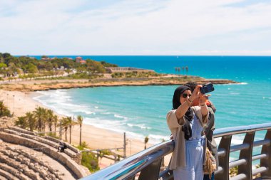 Tarragona, İspanya - 1 Mayıs 2017: Roma Amfi Tiyatro turist fotoğraf. Metin için yer kopyalayın.