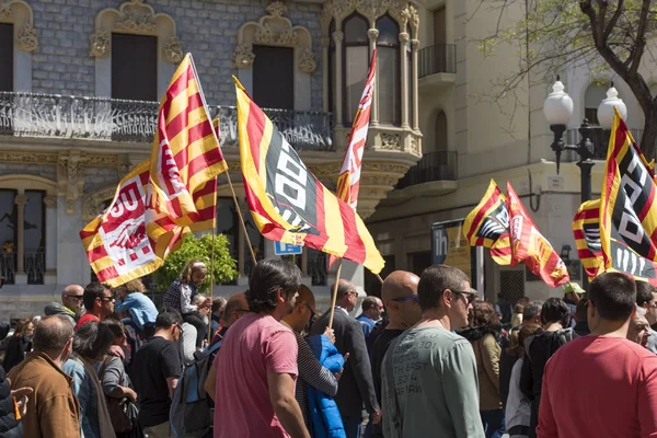 Tarragona, Španělsko - 1. května 2017: Lidé s vlajkami na ulici Tarragona na 1. května, mezinárodní oslava. — Stock fotografie