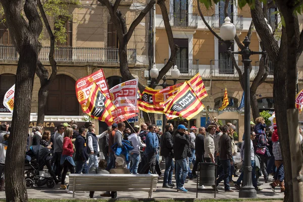 Tarragona, Španělsko - 1. května 2017: Lidé na ulici Tarragona na demonstrace 1. května. — Stock fotografie