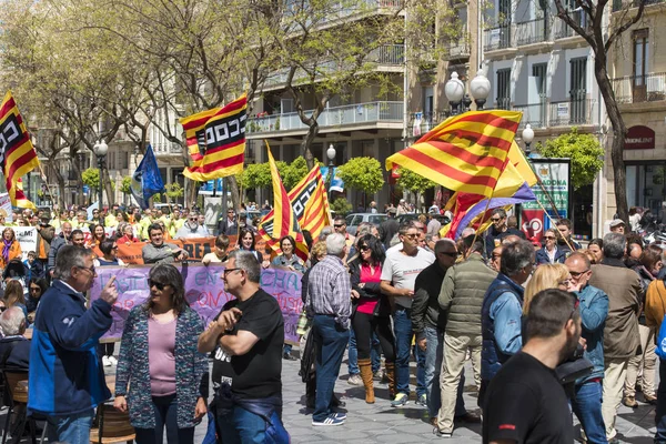 Tarragona, Španělsko - 1. května 2017: Lidé s vlajkami na ulici Tarragona na 1. května, mezinárodní oslava. — Stock fotografie