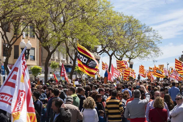 Tarragona, İspanya - 1 Mayıs 2017: Tarragona Street'te 1 Mayıs, uluslararası kutlama bayraklar insanlarla. — Stok fotoğraf