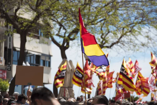 Tarragona, Španělsko - 1. května 2017: Lidé s vlajkami na ulici Tarragona na 1. května, mezinárodní oslava. — Stock fotografie