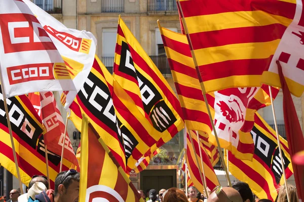 Tarragona, İspanya - 1 Mayıs 2017: Tarragona Street'te 1 Mayıs, uluslararası kutlama bayraklar insanlarla. 