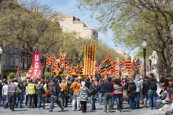 Tarragona, İspanya - 1 Mayıs 2017: Tarragona Street'te 1 Mayıs, uluslararası kutlama bayraklar insanlarla.
