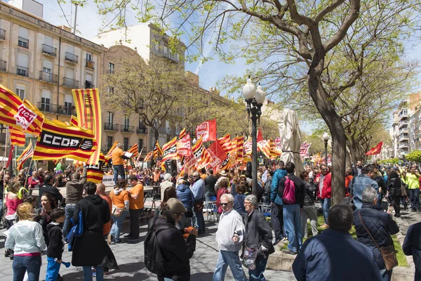 Tarragona, İspanya - 1 Mayıs 2017: Tarragona Street'te 1 Mayıs, uluslararası kutlama bayraklar insanlarla. 