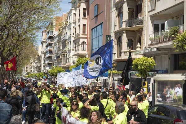 Tarragona, İspanya - 1 Mayıs 2017: Tarragona Street'te 1 Mayıs, uluslararası kutlama bayraklar insanlarla.