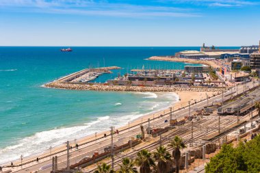 Tarragona, İspanya - 1 Mayıs 2017: Liman ve tren istasyonu'nda Tarragona, Catalunya, İspanya. Metin için yer kopyalayın.