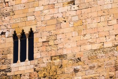 Bina Ortaçağ Duvar. Windows, Tarragona, Catalunya, İspanya ile taş duvar. Old City duvar. Metin için yer kopyalayın.