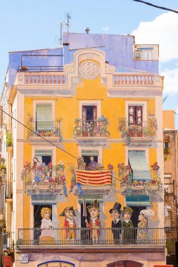 Tarragona, İspanya - 1 Mayıs 2017: Editör fotoğrafları evde Tarragona sahte bir boyalı cephe ile. Dikey.