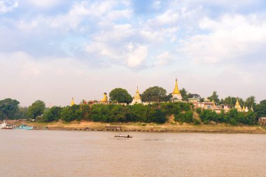 Nehri Irrawaddy, Mandalay, Myanmar, Burma üzerinde Buda heykeli. Metin için yer kopyalayın.