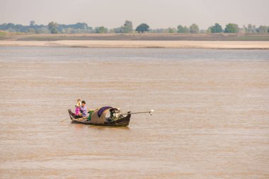 Bagan, Mianmar - 1 Aralık 2016: Irrawaddy, Burma Nehri üzerinde bir tekne insanlar. Metin için yer kopyalayın.