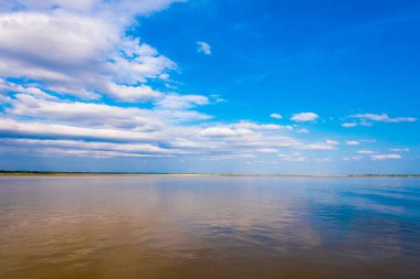 Irravarddy Nehri, Mandalay, Myanmar, Burma üzerinde manzara. Metin için yer kopyalayın.