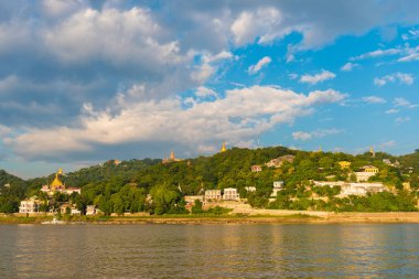 Sagaing şehir, Irrawaddy Nehri, Mandalay, Myanmar, Burma. Metin için yer kopyalayın.