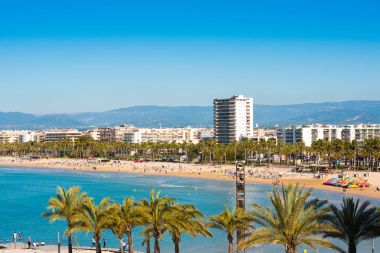 Salou, Tarragona, İspanya - 24 Nisan 2017: Sahil Costa Dorada, Salou'da ana plaj. Mavi gökyüzü. Kopya alanı.