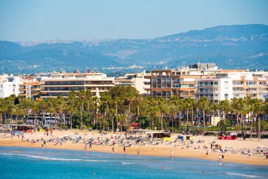 Salou, Tarragona, İspanya - 24 Nisan 2017: Sahil Costa Dorada, Salou'da ana plaj. Metin için yer kopyalayın.