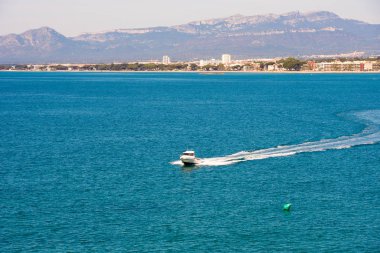Salou, Tarragona, İspanya - 24 Nisan 2017: Beyaz Akdeniz, Costa Dorada, Tarragona, Catalanya, İspanya yatta. Metin için yer kopyalayın.