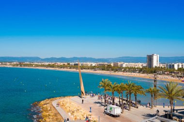 Salou, Tarragona, İspanya - 24 Nisan 2017: Sahil Costa Dorada, Salou'da ana plaj. Mavi gökyüzü. Metin için yer kopyalayın.