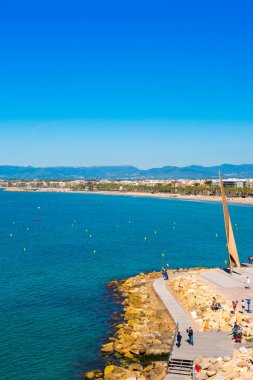 Salou, Tarragona, İspanya - 24 Nisan 2017: Sahil Costa Dorada, Salou'da ana plaj. Mavi gökyüzü. Metin için yer kopyalayın. Dikey.