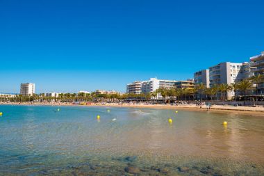 Salou, Tarragona, İspanya - 24 Nisan 2017: Sahil Costa Dorada, Salou'da ana plaj. Mavi gökyüzü. Metin için yer kopyalayın.
