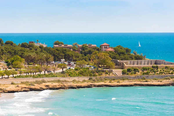 Seascape. The coastline of the Costa Dorada, Tarragona, Catalunya, Spain. Copy space for text. — Stock Photo, Image