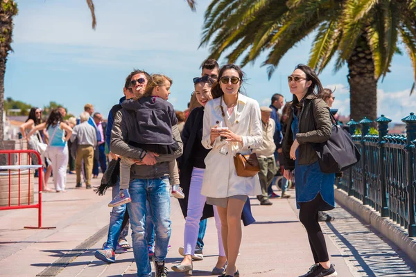 Tarragona, Španělsko - 1. května 2017: Veselá turistů na nábřeží. — Stock fotografie