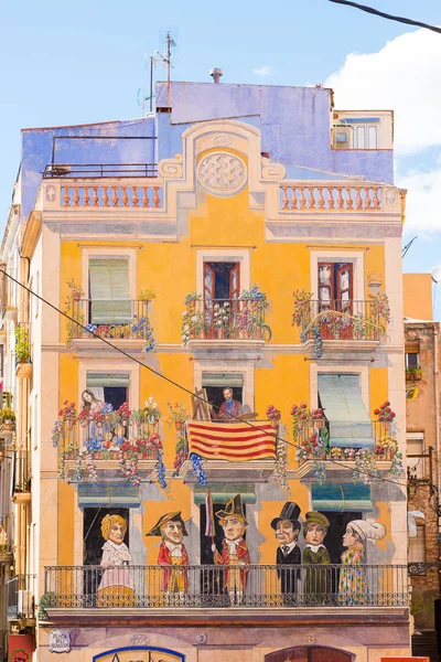 Tarragona, İspanya - 1 Mayıs 2017: Editör fotoğrafları evde Tarragona sahte bir boyalı cephe ile. Dikey.