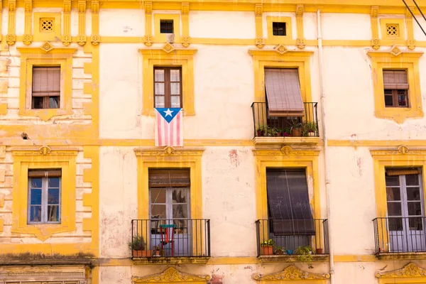 TARRAGONA, ESPANHA - MAIO 1, 2017: Fachada da casa espanhola com varandas e flores. Close-up . — Fotografia de Stock