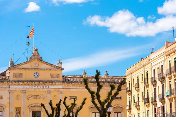 TARRAGONA, ESPAÑA - 1 DE MAYO DE 2017: Edificio neoclásico de la alcaldía (Palau Municipal). Copiar espacio para texto . — Foto de Stock