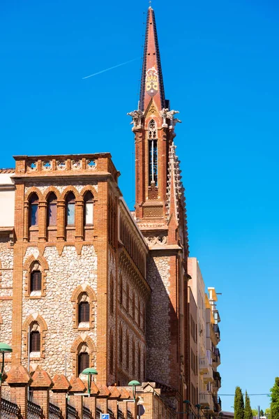 Tarragona, Spanien - 1 maj 2017: Fasad av kloster av nunnors fäderna. Kopiera utrymme. Vertikal. — Stockfoto