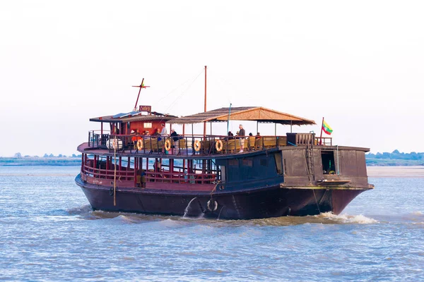Mandalay, Myanmar - 1. prosince 2016: Rekreační člun na řece Irravarddy, Barma. Kopírovat prostor pro text. — Stock fotografie