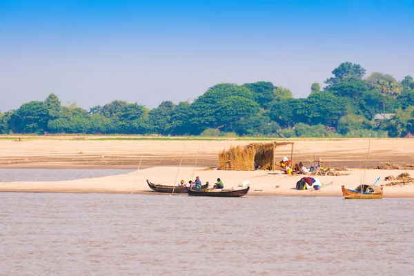 岸上的伊洛瓦底江缅甸曼德勒，缅甸-2016 年 12 月 1 日： 渔民。复制文本的空间. — 图库照片