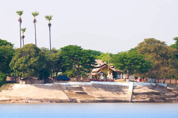 강 이라와디만 달 레이, 미얀마, 버마에 건물. 텍스트를 위한 공간 복사. — 스톡 사진