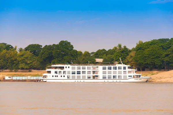 Mandalay, Myanmar - 1. prosince 2016: Turistická loď poblíž břehu řeky Irrawaddy, Barma. Kopírovat prostor pro text. — Stock fotografie
