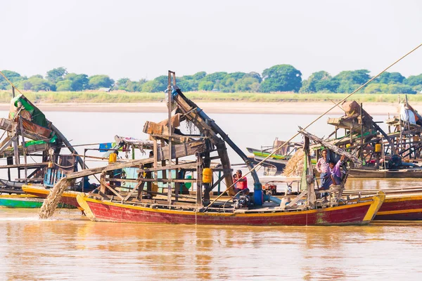 Mandalay, Myanmar - 1. prosince 2016: Plovoucí bagr k těžbě zlata a drahých kamenů, Irravarddy řeky, Barma. Kopírovat prostor pro text. — Stock fotografie