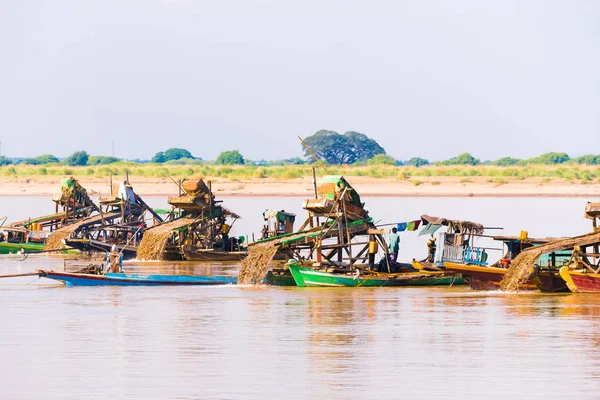 Mandalay, Myanmar - 1. prosince 2016: Plovoucí bagr k těžbě zlata a drahých kamenů, Irravarddy řeky, Barma. Kopírovat prostor pro text. — Stock fotografie