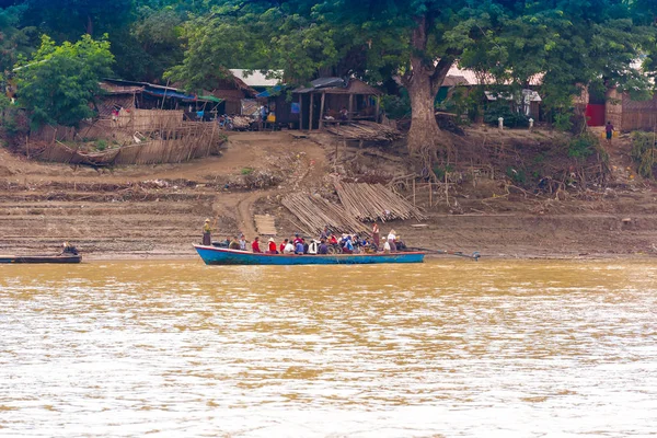 Mandalay, Myanmar - 1 December 2016: Mensen in een boot op de rivier de Irrawaddy. Ruimte voor tekst kopiëren. — Stockfoto