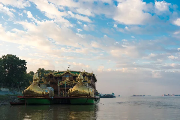 Buddhistické člun na řece Irrawaddy v Bagan, Myanmar. — Stock fotografie