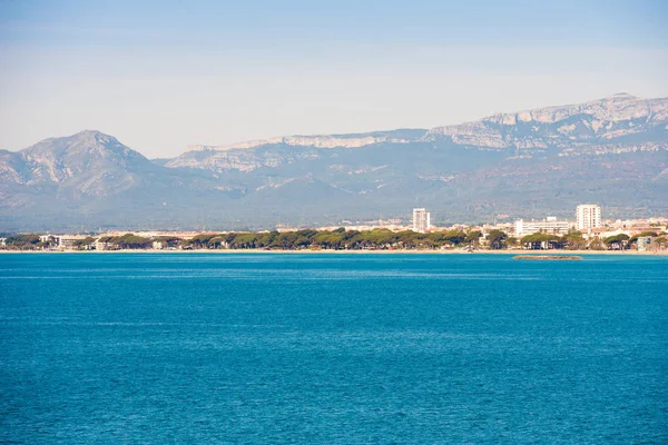 Deniz manzarası ve ana plaj, Costa Dorada, Tarragona, Catalanya, İspanya. Metin için yer kopyalayın.