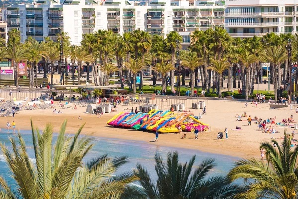 Salou, Tarragona, İspanya - 24 Nisan 2017: Su cazibe ile Costa Dorada sahilde.