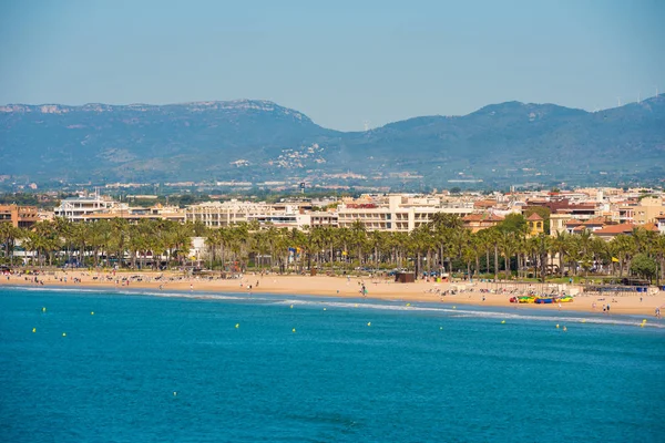 Strand landschap van de Costa Dorada, Tarragona, Catalanya, Spanje. Ruimte voor tekst kopiëren. — Stockfoto